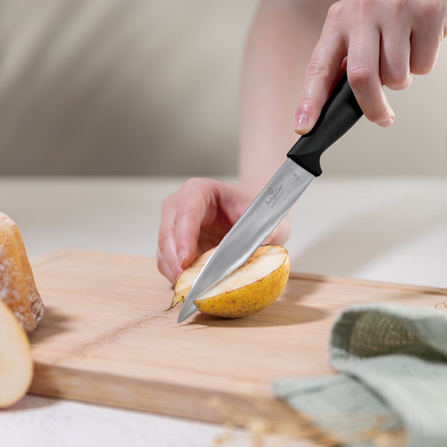 Berlinger Haus Musta Veitsisarja bambuleikkuulaudalla