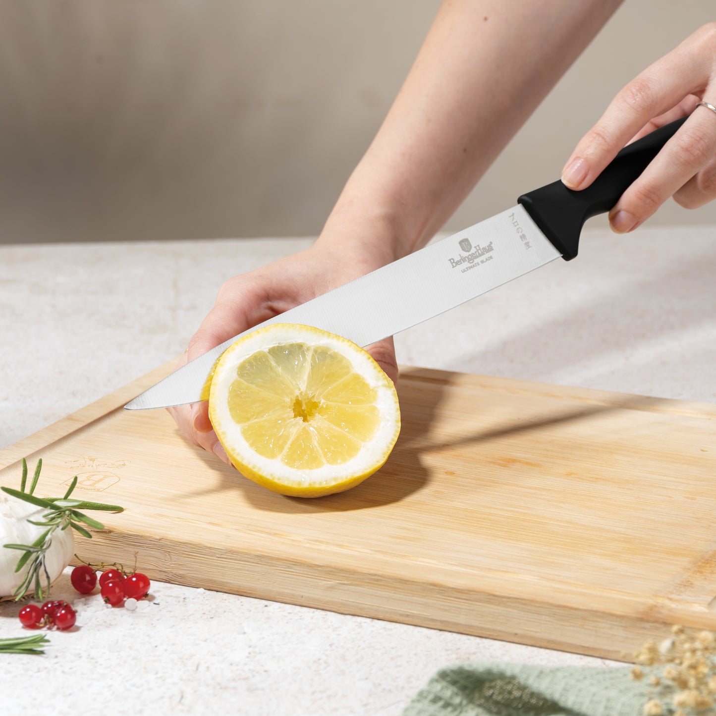 Berlinger Haus Musta Veitsisarja bambuleikkuulaudalla