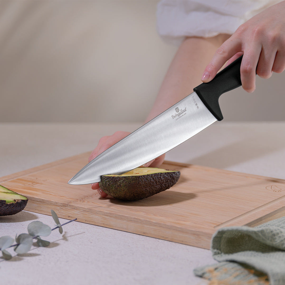 Berlinger Haus Musta Veitsisarja bambuleikkuulaudalla