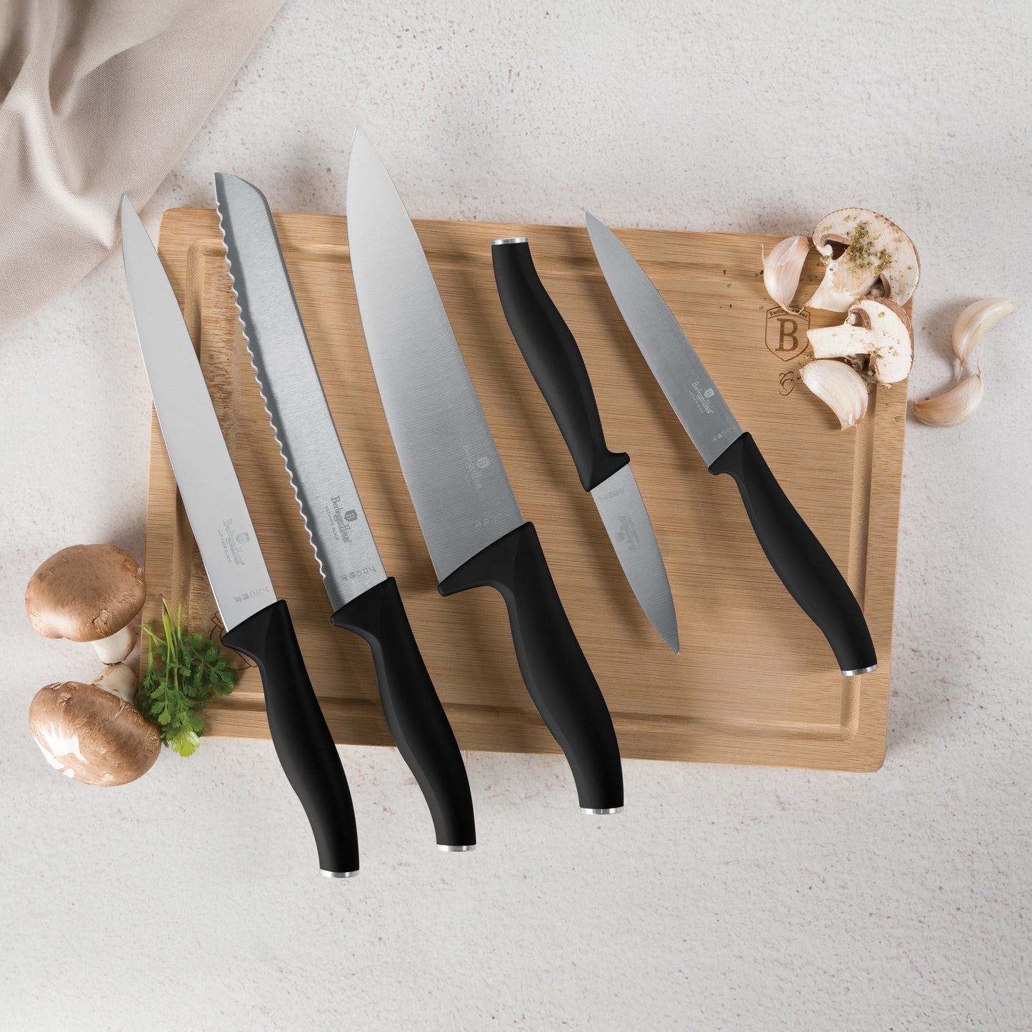 Berlinger Haus Musta Veitsisarja bambuleikkuulaudalla