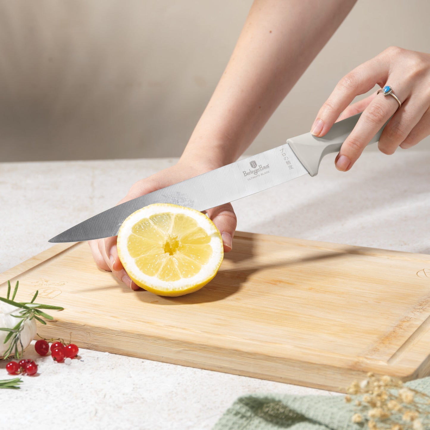 Berlinger Haus Sahara -veitsisarja bambuleikkuulaudalla